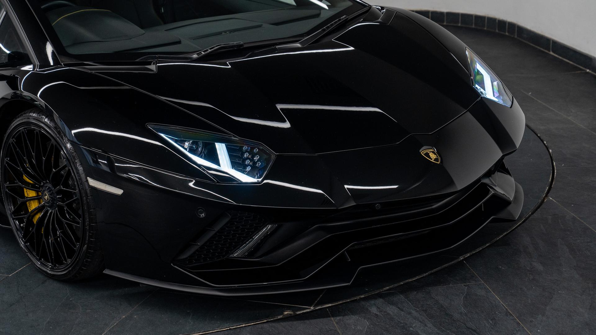 LAMBORGHINI Aventador Photo c082db42-dcab-4f81-818a-d07d9f8d194a.jpg