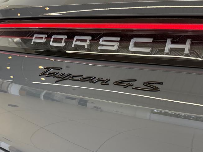 PORSCHE Taycan Photo 57