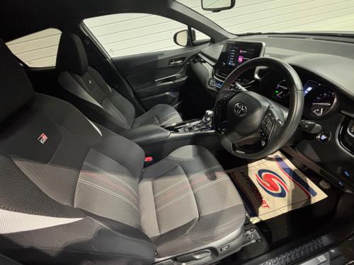 Toyota C-HR Photo c0e182d7-fce4-4dcc-9281-c16d8a7e48d7.jpeg