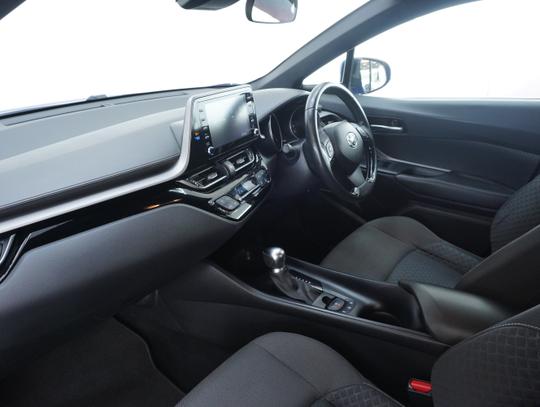 Toyota C-HR Photo c1125546-e383-4143-9b61-e4a002ba3d95.jpg