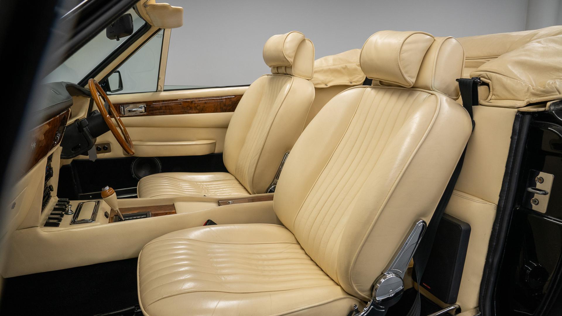 Aston Martin V8 Photo c14083fa-20e3-48a2-8c94-e5fa0107d7f1.jpg