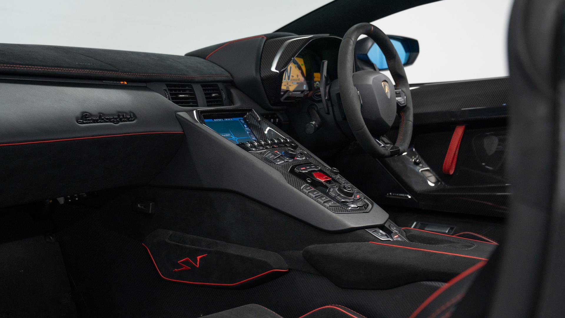LAMBORGHINI Aventador Photo c1bb17c0-0825-49bb-8cad-66d620e8156a.jpg