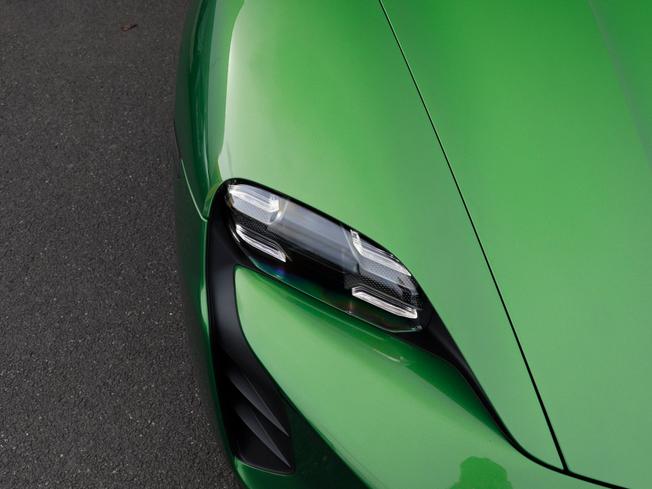 PORSCHE Taycan Photo 17