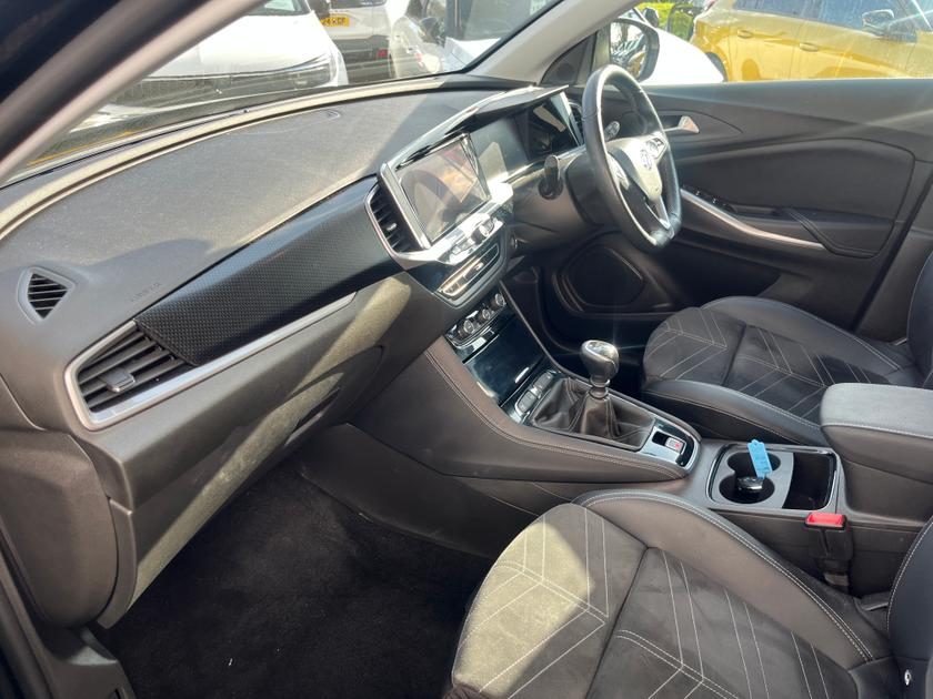 Vauxhall Grandland Photo c1eb8a3d-9911-4c63-9a37-ed72d5a534a6.jpg