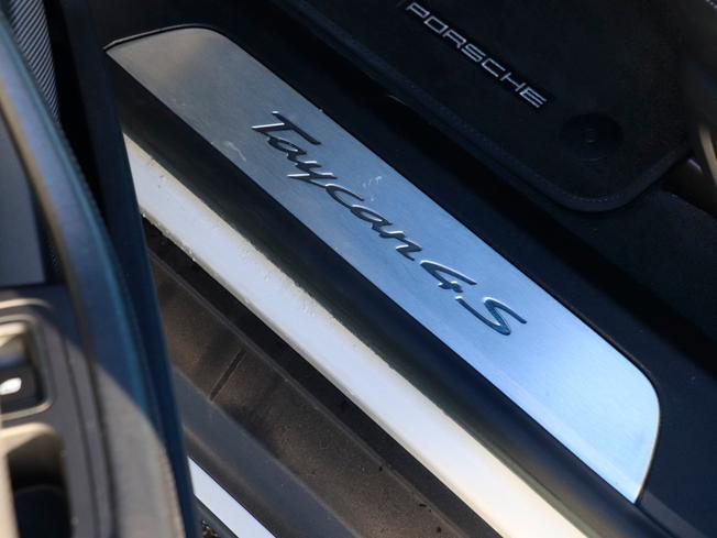 PORSCHE Taycan Photo 29