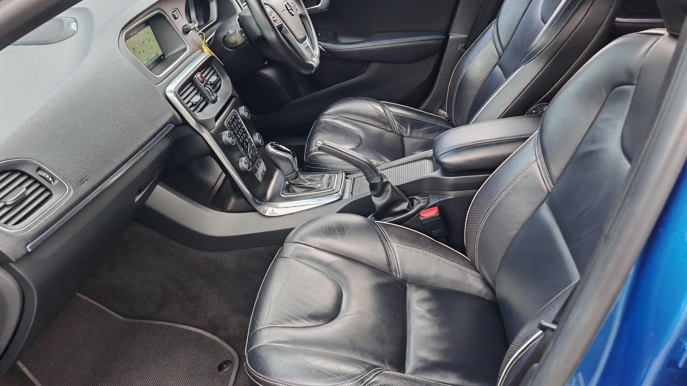 Used Volvo V40 RX66YXR 21