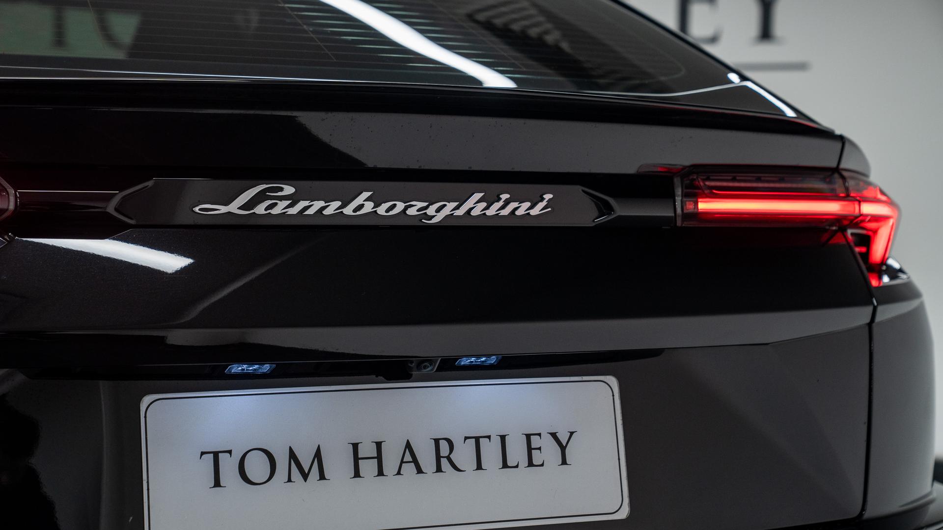 LAMBORGHINI Urus Photo c2b3a287-b469-4086-81b3-d5c440d2cd61.jpg