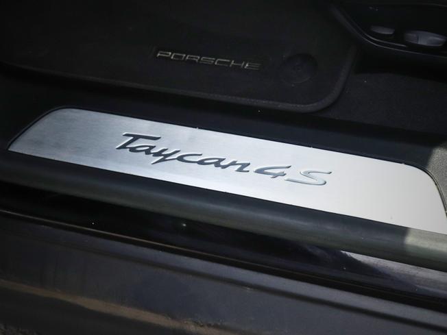 PORSCHE Taycan Photo 21