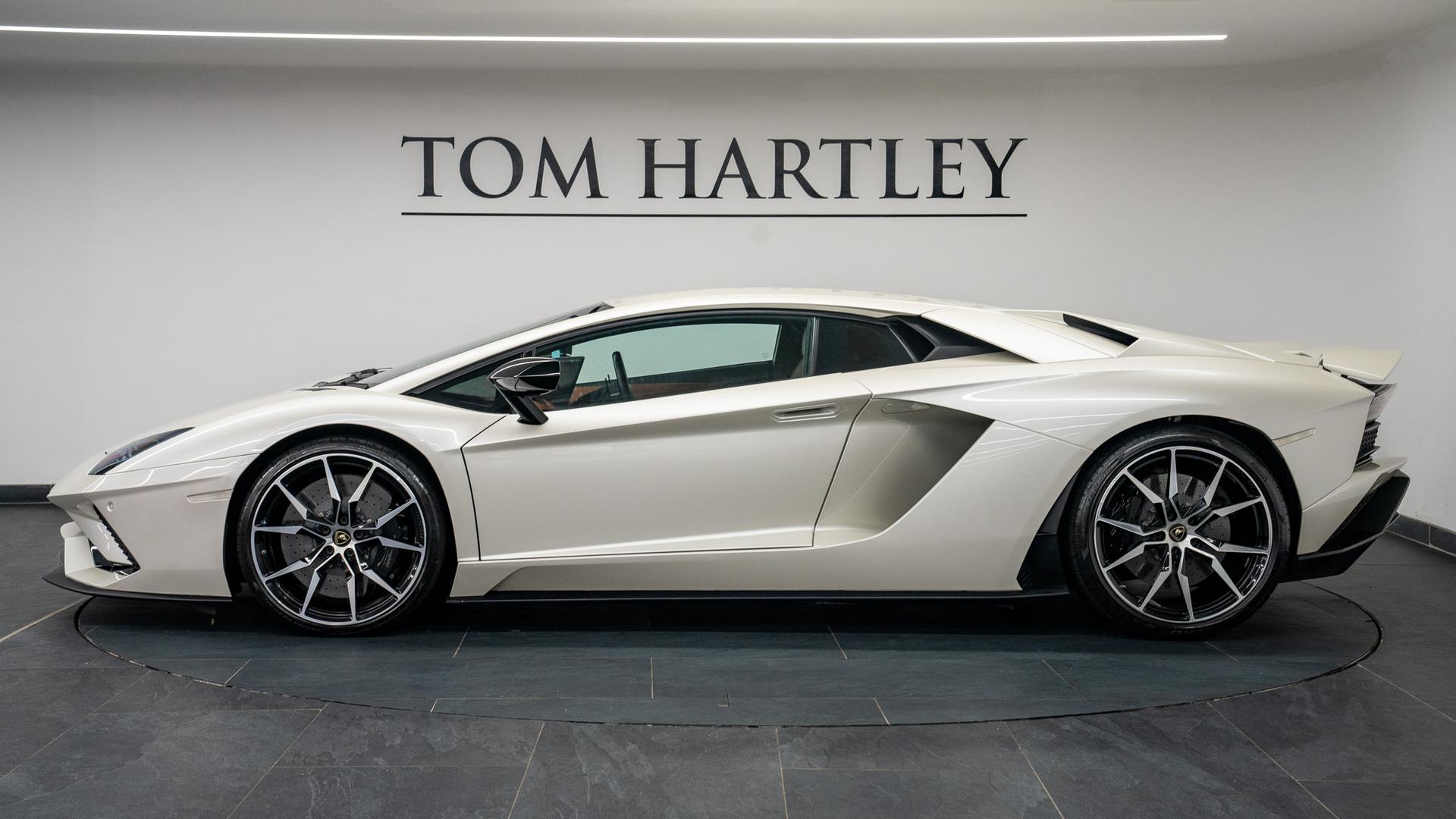 LAMBORGHINI Aventador Photo c2b9369f-1944-4128-8677-d8bc2bbe67c8.jpg