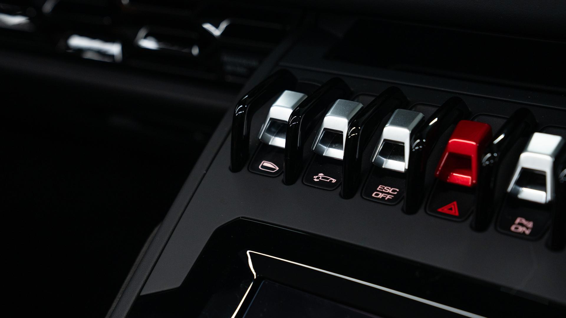 LAMBORGHINI Huracan Photo c2d0421b-084b-4a23-b455-667aa5de8de5.jpg