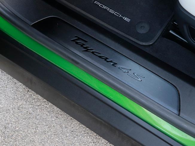PORSCHE Taycan Photo 8