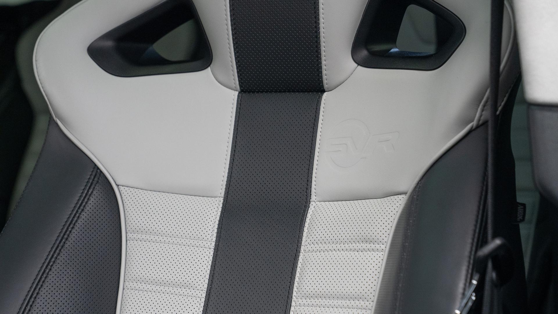 Land Rover Range Rover Sport Photo c3605198-cc02-4ebc-8fc3-8815d4799ed2.jpg