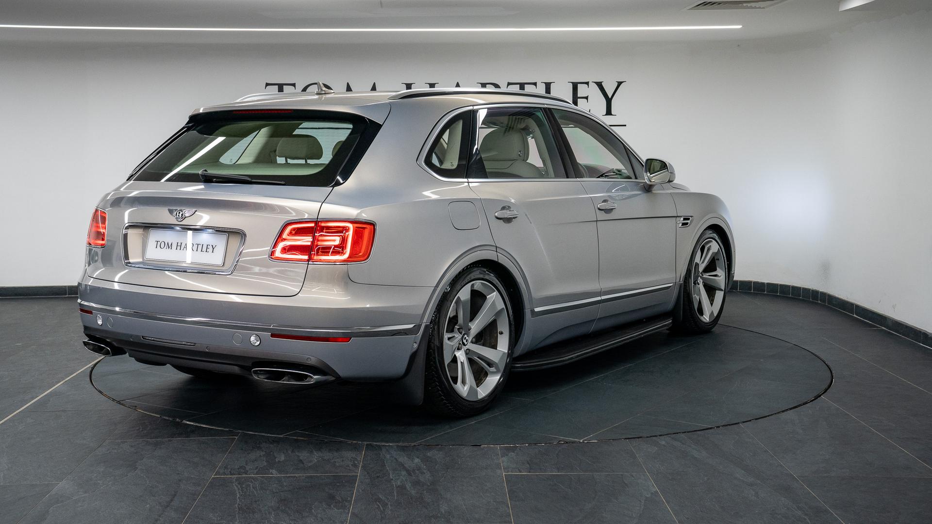 Bentley Bentayga Photo c39fe601-4ea8-434b-a9a1-bc32d467427a.jpg