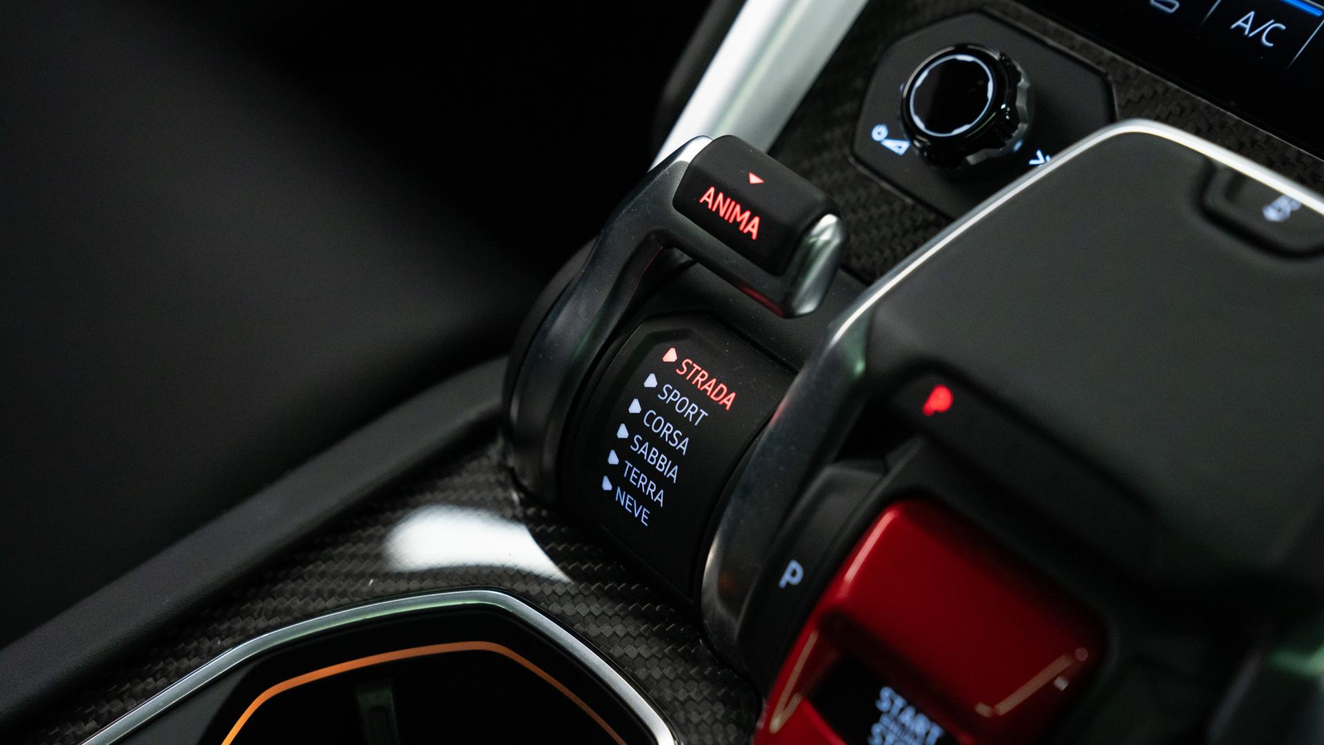 LAMBORGHINI Urus Photo c3a1d9b9-362c-4d4d-ab85-480e93fa8252.jpg