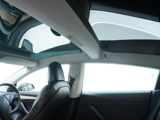 TESLA Model 3 Photo c3c9a05f-a1db-4297-9f1d-c068b186739e.jpg