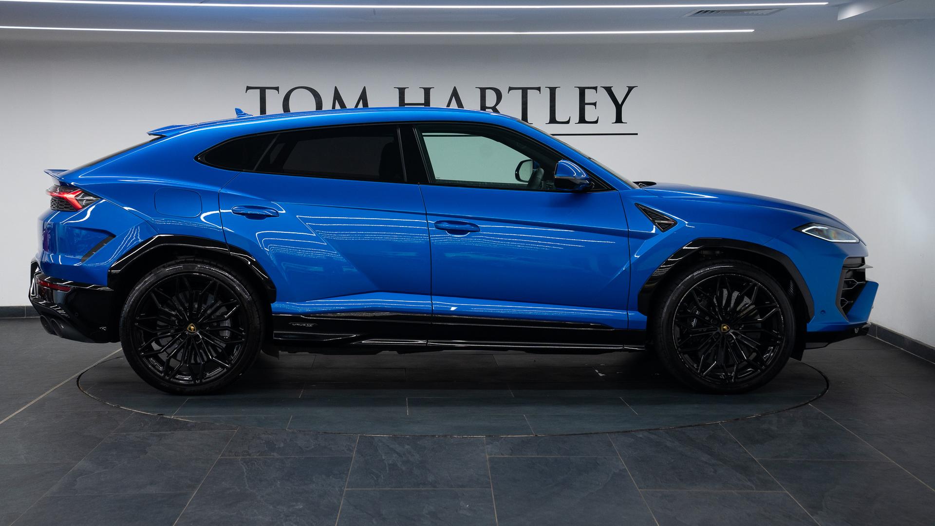 LAMBORGHINI Urus Photo c3f91e59-4b02-4dee-898f-1994d370d074.jpg