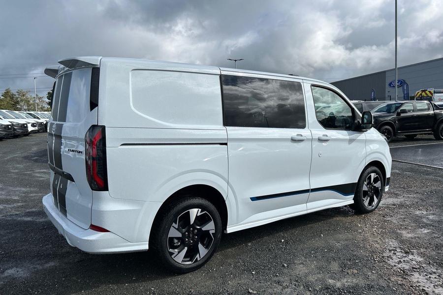 Ford TRANSIT CUSTOM Photo c477a6dd-989c-48d7-8452-d6ccef3d00b0.jpg