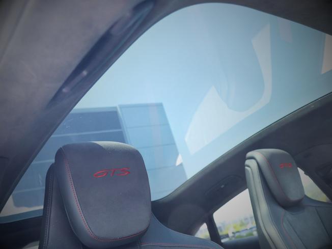 PORSCHE Taycan Photo 17