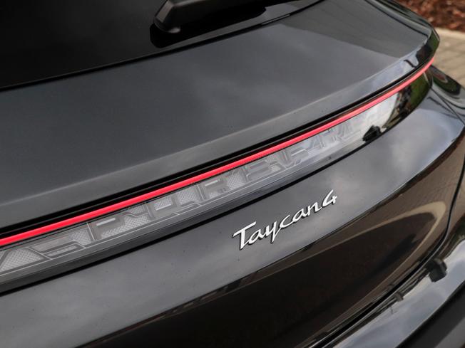 Porsche TAYCAN Photo 12