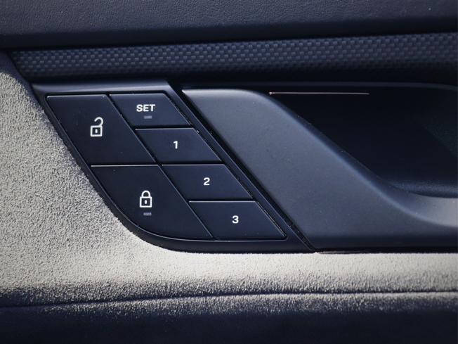 PORSCHE Taycan Photo 16