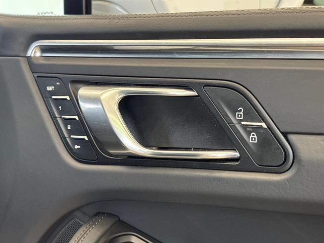 PORSCHE Macan Photo 32