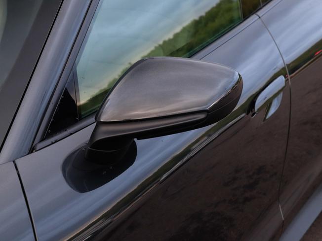 Porsche TAYCAN Photo 15