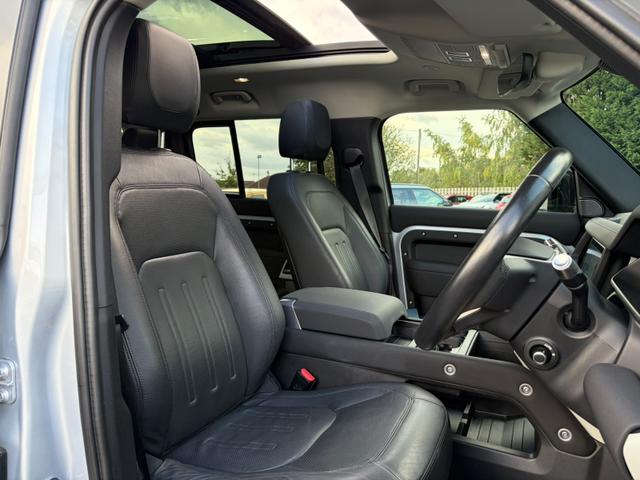 Land Rover Defender 110 Photo c54cdea4-2534-4876-893d-c07f6dedd605.jpg