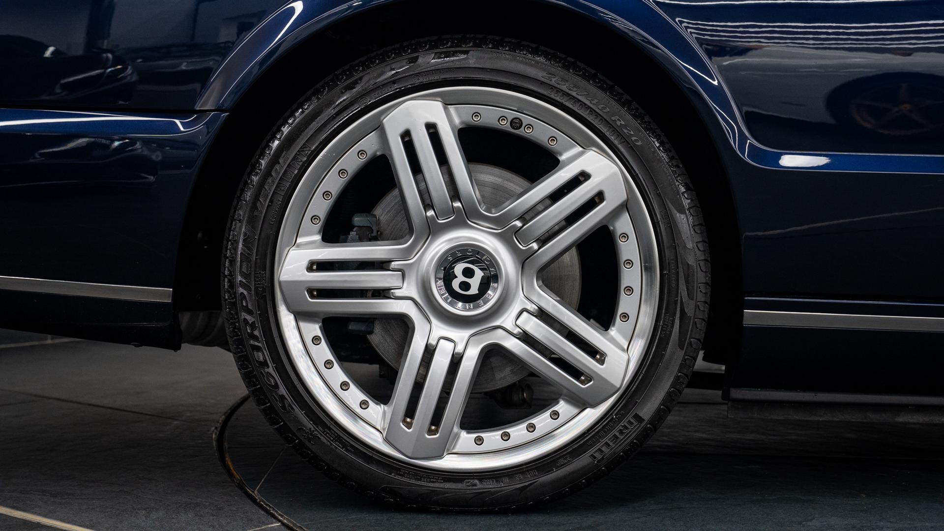 Bentley Azure Photo c561ee0b-dcb6-4cb9-af77-f9b275158dde.jpg