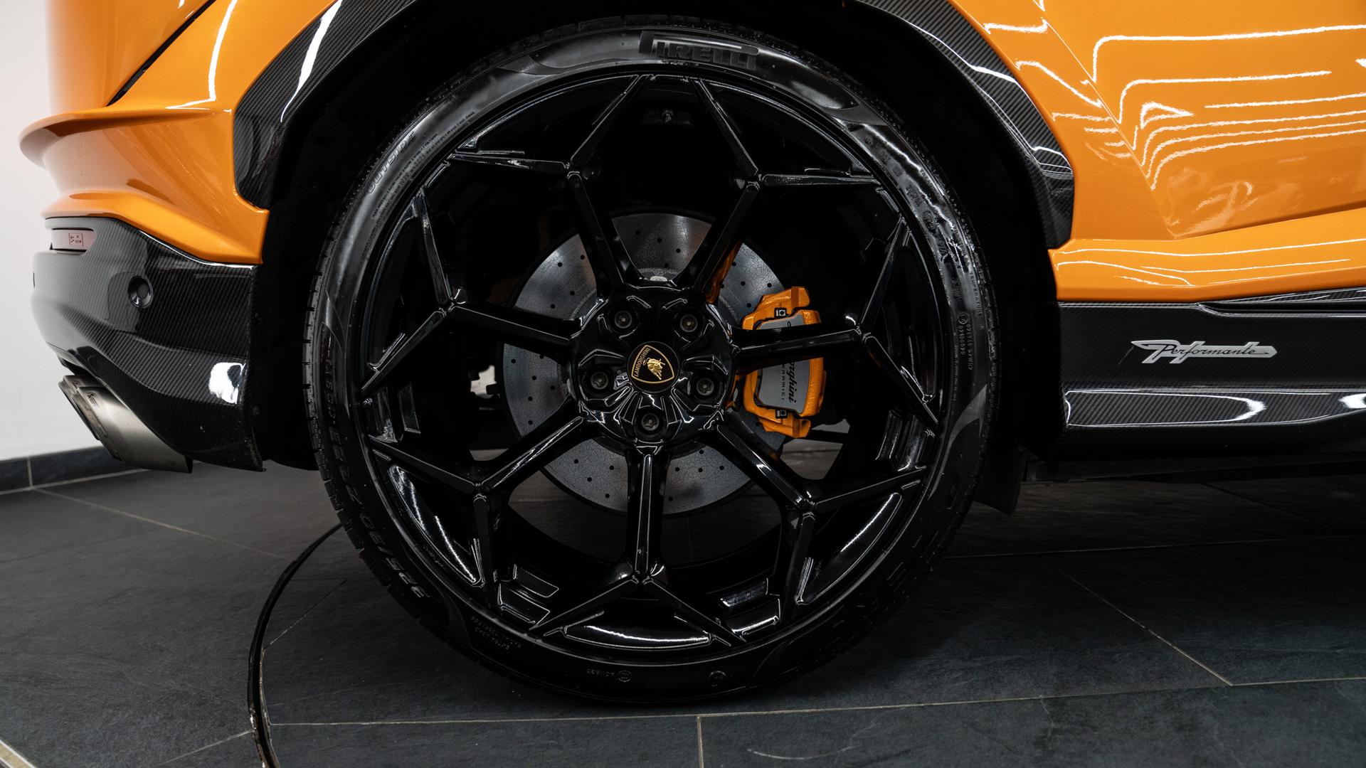 LAMBORGHINI Urus Photo c5ad1788-ac7c-4538-b069-f2ee0df7c04b.jpg