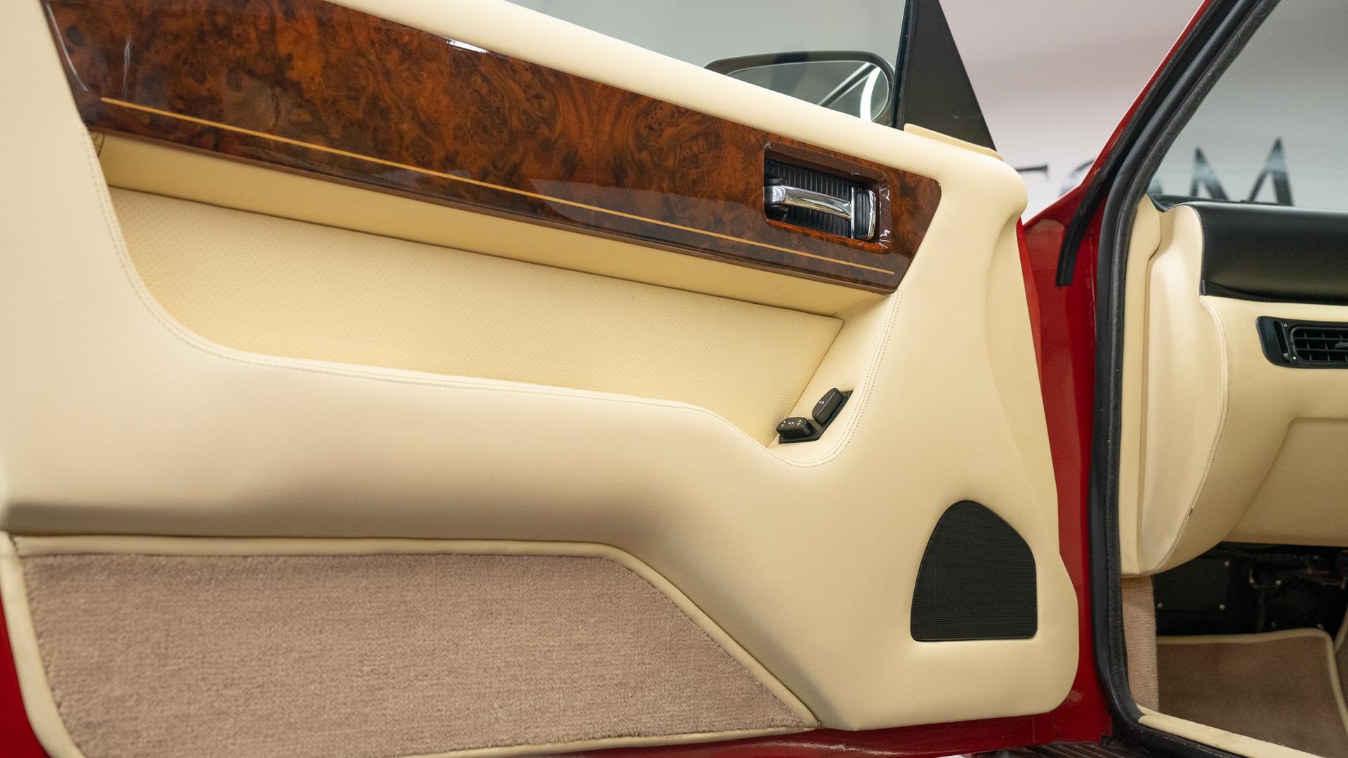 Aston Martin Virage Photo c5b10923-fa95-4ecb-b799-d3fb278b24c9.jpg