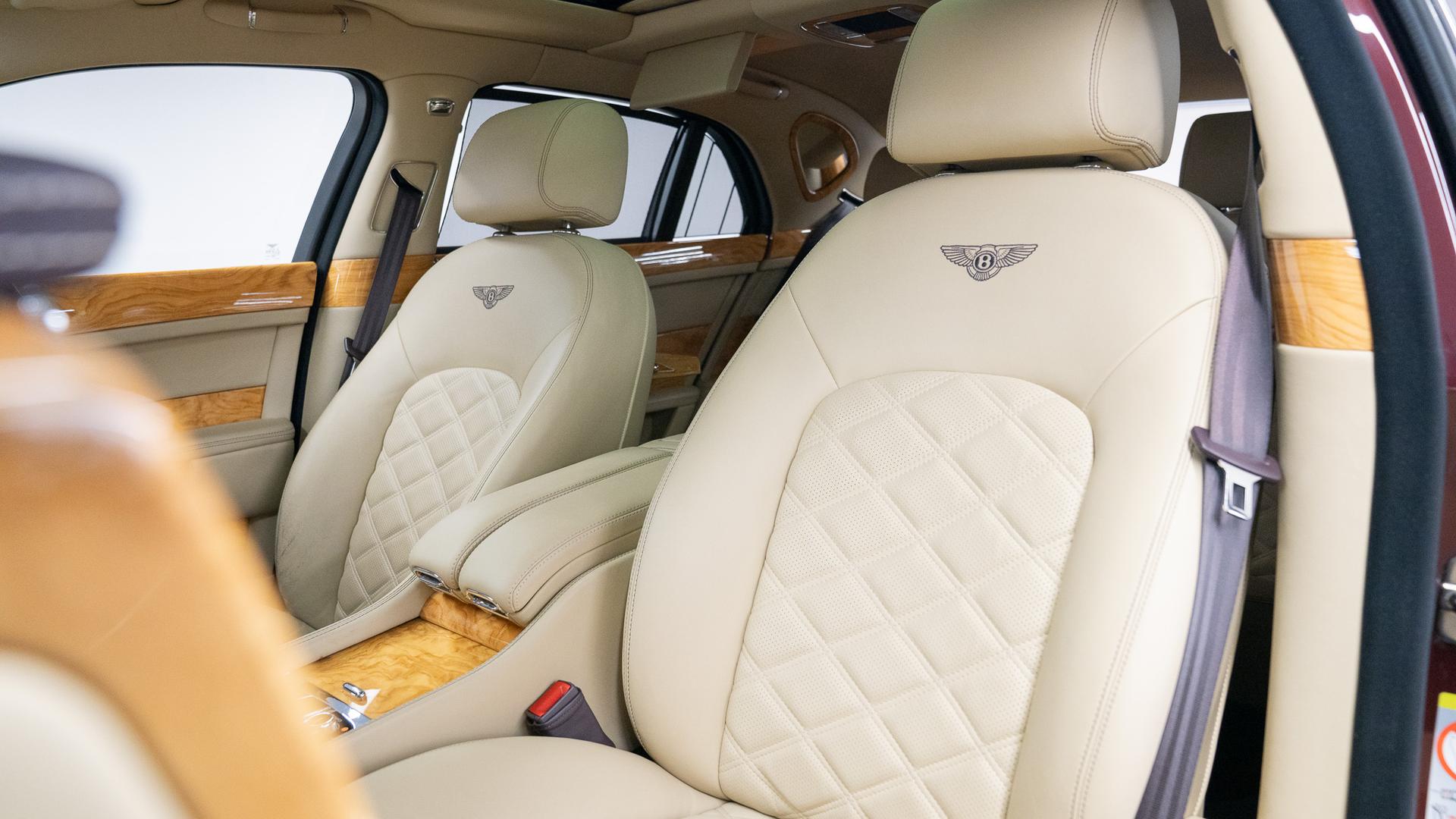 Bentley Mulsanne Photo c5e32e2c-b39f-4163-b68d-04bbbc5d9a3e.jpg