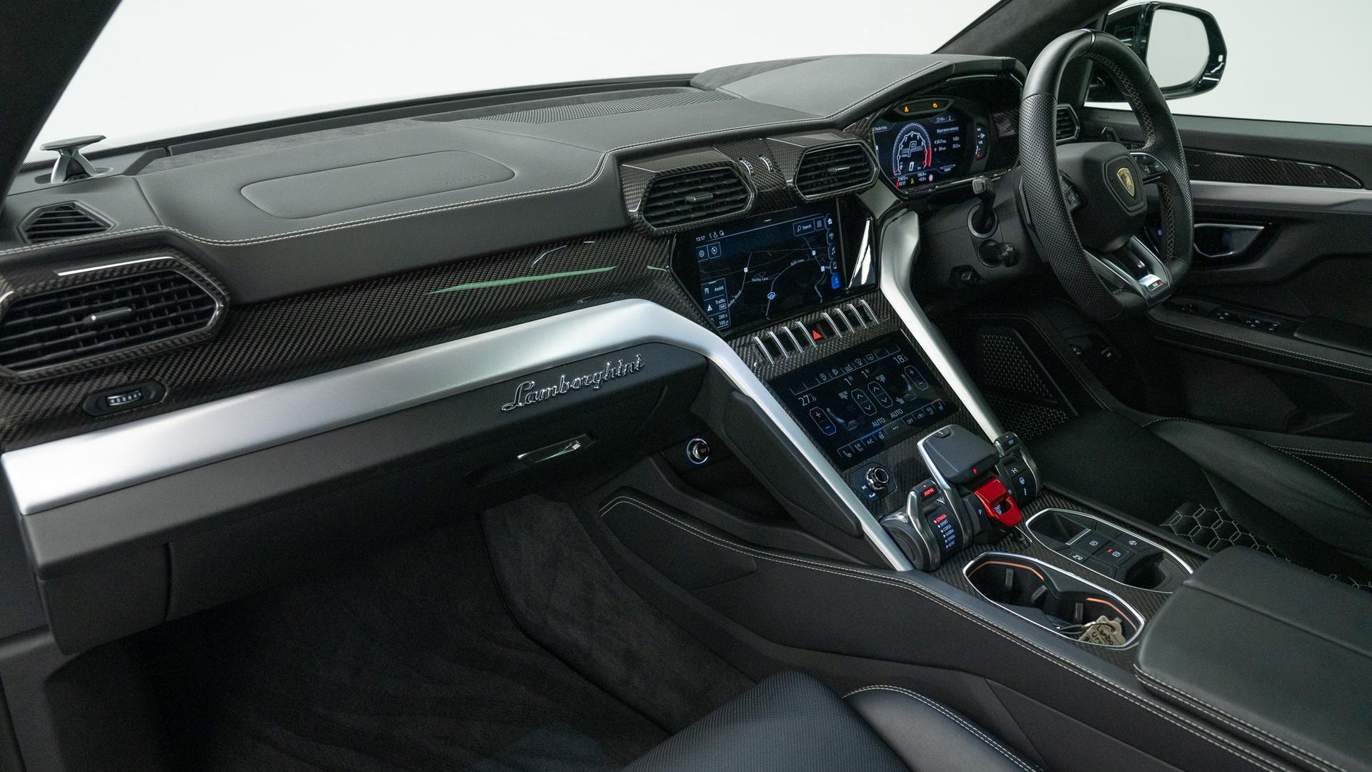 LAMBORGHINI Urus Photo c617e9cb-da22-4503-be00-b56670658754.jpg