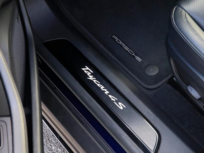 PORSCHE Taycan Photo 33