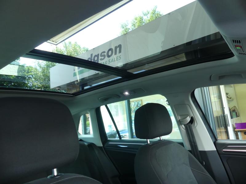 Volkswagen Tiguan Photo c660e67c-eda5-4234-96dc-b5aa2d4605e7.jpg