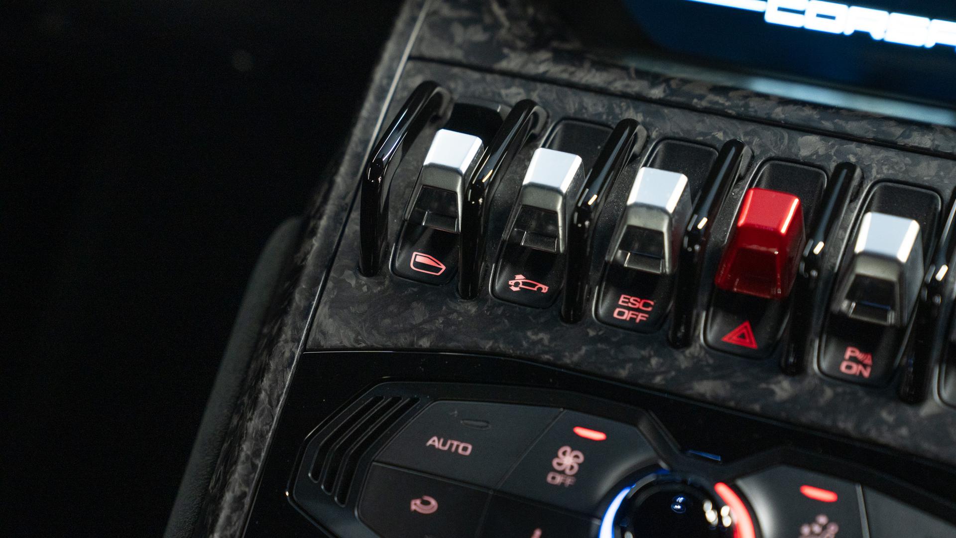 LAMBORGHINI Huracan Photo c690a691-d121-4476-9e45-63420007eb2b.jpg