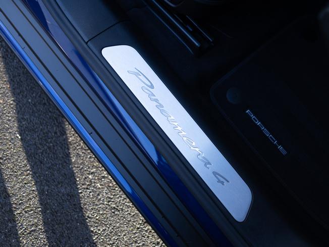 PORSCHE Panamera Photo 32