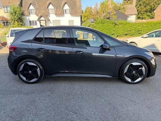 Volkswagen ID.3 Photo c72fb954-b889-4840-836a-048db61899df.jpg