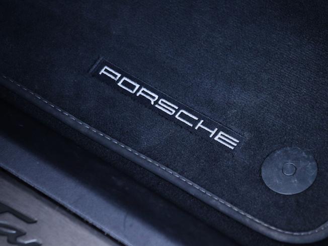 PORSCHE Taycan Photo 38
