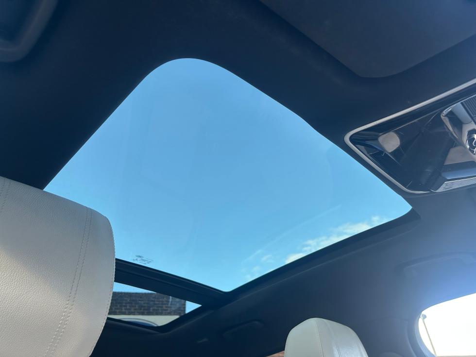 Land Rover Range Rover Velar Photo c7a702f0-da08-47be-a18e-9122b7d2de78.jpeg