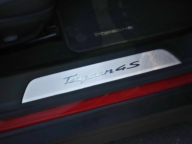PORSCHE Taycan Photo 24
