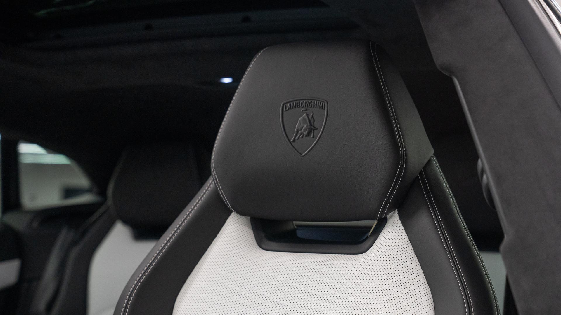 Lamborghini Urus Photo c8587e7b-8fcf-4272-bca1-ae201b39c7b4.jpg