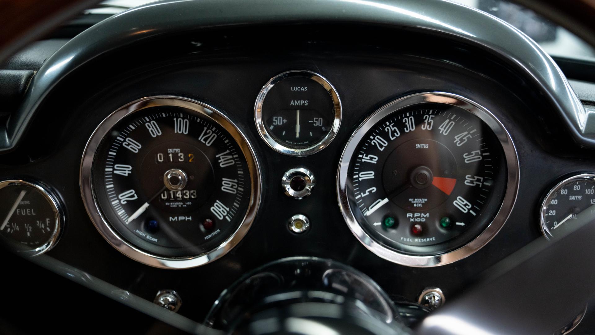 Aston Martin DB6 Photo c861b956-3277-4c24-8f3a-10e3562a64cb.jpg