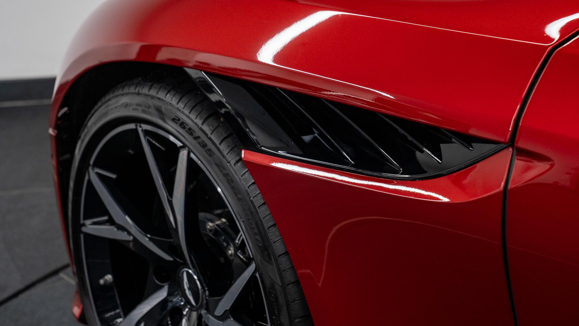 Aston Martin DBS Photo c86552e3-7392-44b0-9f8f-f51842c18654.jpg