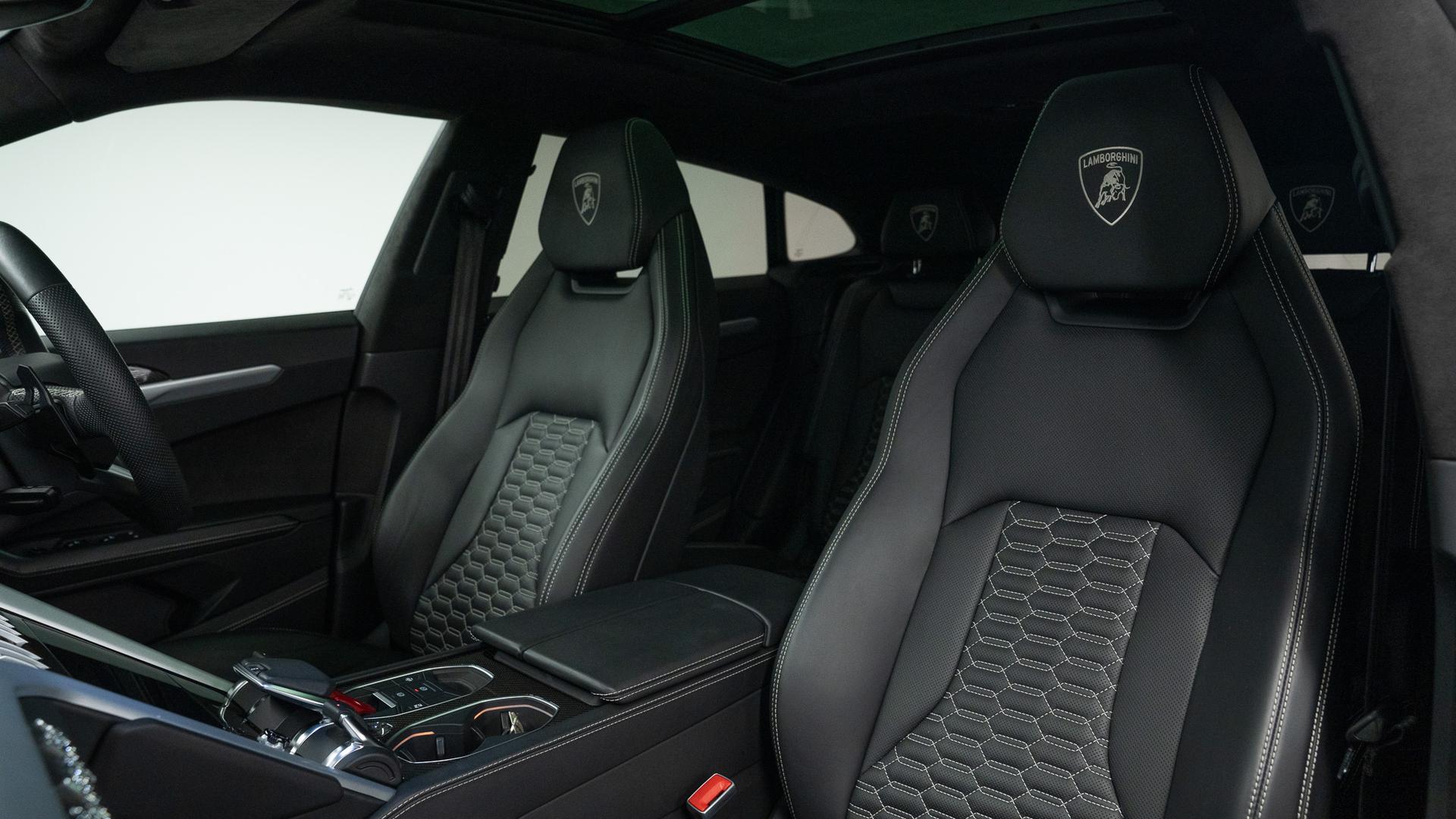 LAMBORGHINI Urus Photo c89b03cf-15fc-4397-a168-a38565065d06.jpg