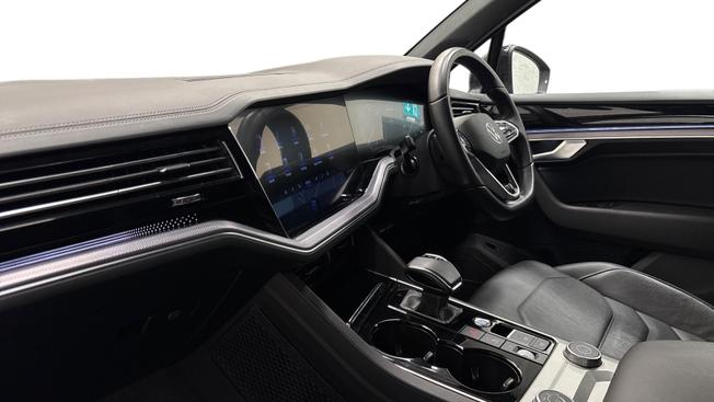 VOLKSWAGEN Touareg Photo 2