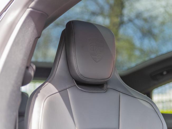 PORSCHE Taycan Photo 12