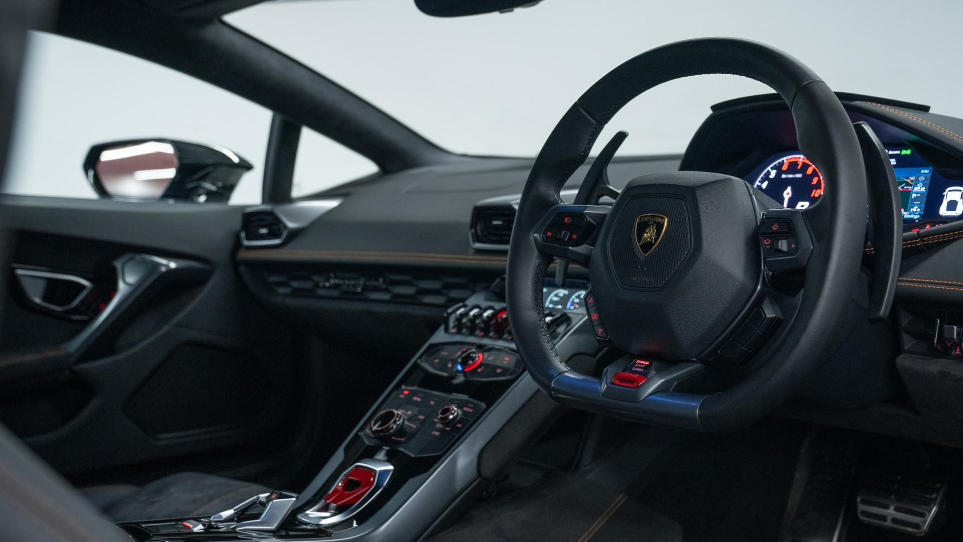 LAMBORGHINI Huracan Photo c9195bcf-1730-4b7a-962f-b9d880f40a8e.jpg