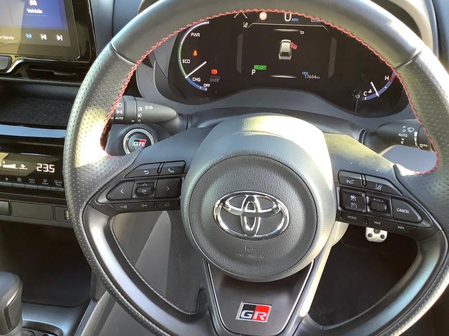 Toyota Yaris Cross Photo c93cce80-4bb1-43bd-a95b-c427577c7a14.JPG