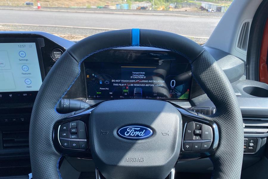 Ford TRANSIT CUSTOM Photo c95930db-ea57-4594-b1ae-7caa76dc9d40.jpg