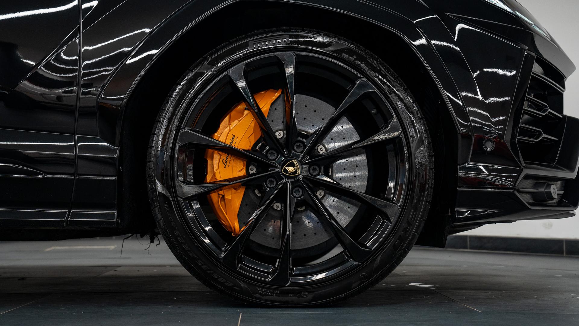 LAMBORGHINI Urus Photo c95c2298-b56d-4c37-abd4-b5724dc26999.jpg